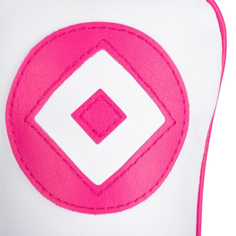 Titleist Pink Out Cover na fairway
